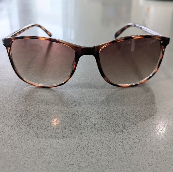 Brown lightweight sunglasses - Picture 1 of 8